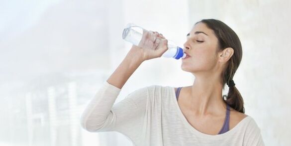 To lose weight quickly, you need to drink at least 2 liters of water every day. 