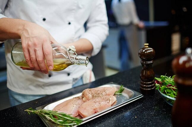 Eating chicken and olive oil as part of a ketogenic diet